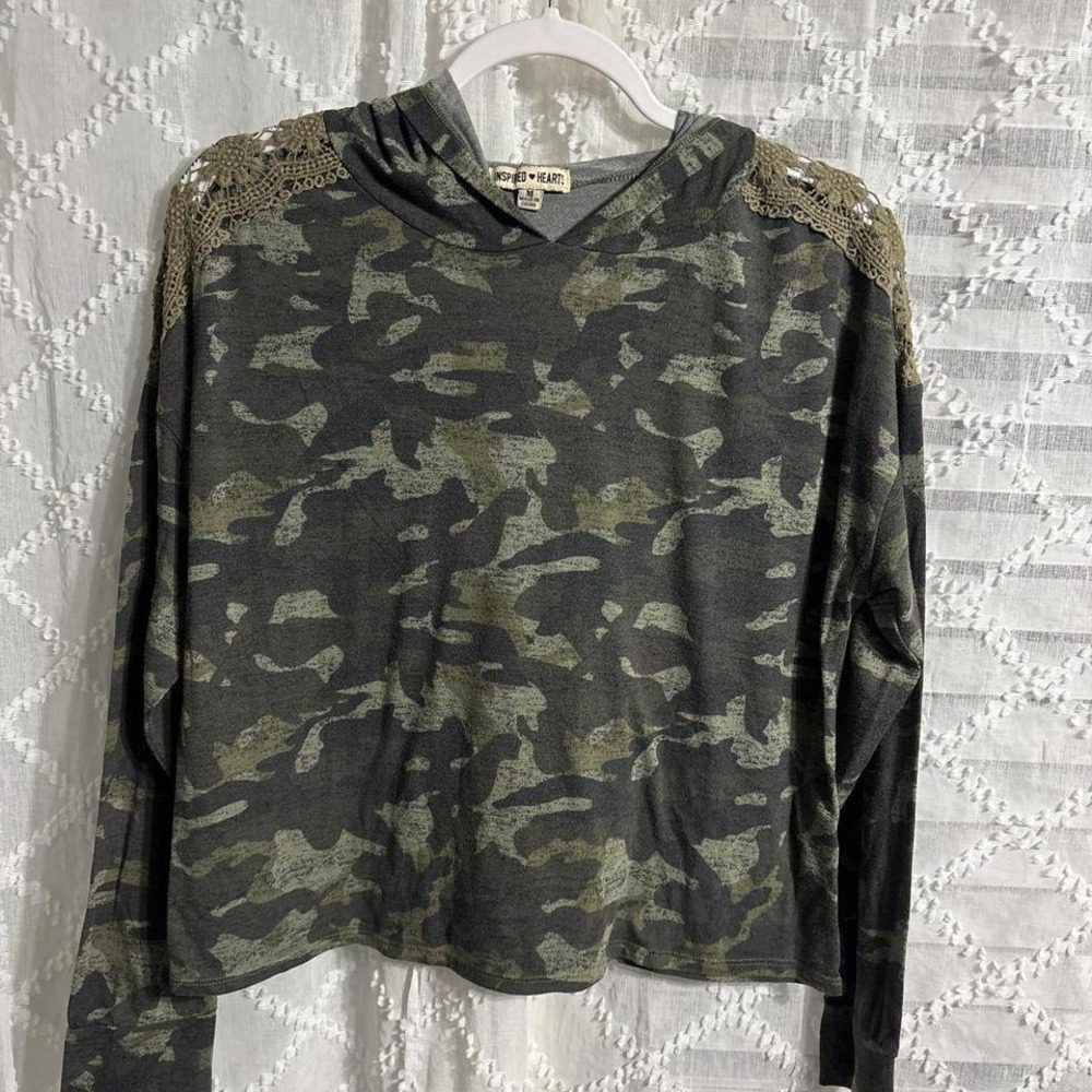 Inspired Hearts Camo Hoodie Women Medium‎ Green Crochet Lace Shoulder Pullover